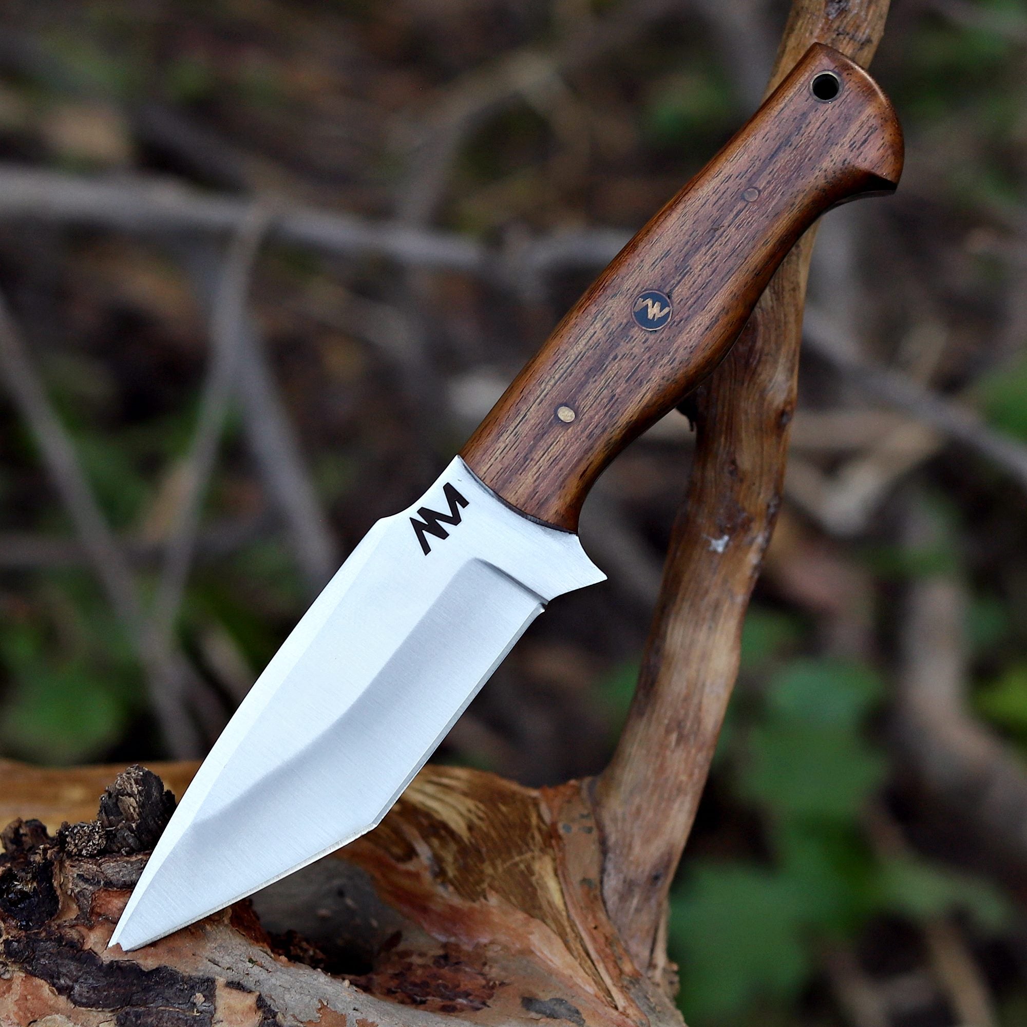 am-frontier-knife-on-wood-surface.jpg