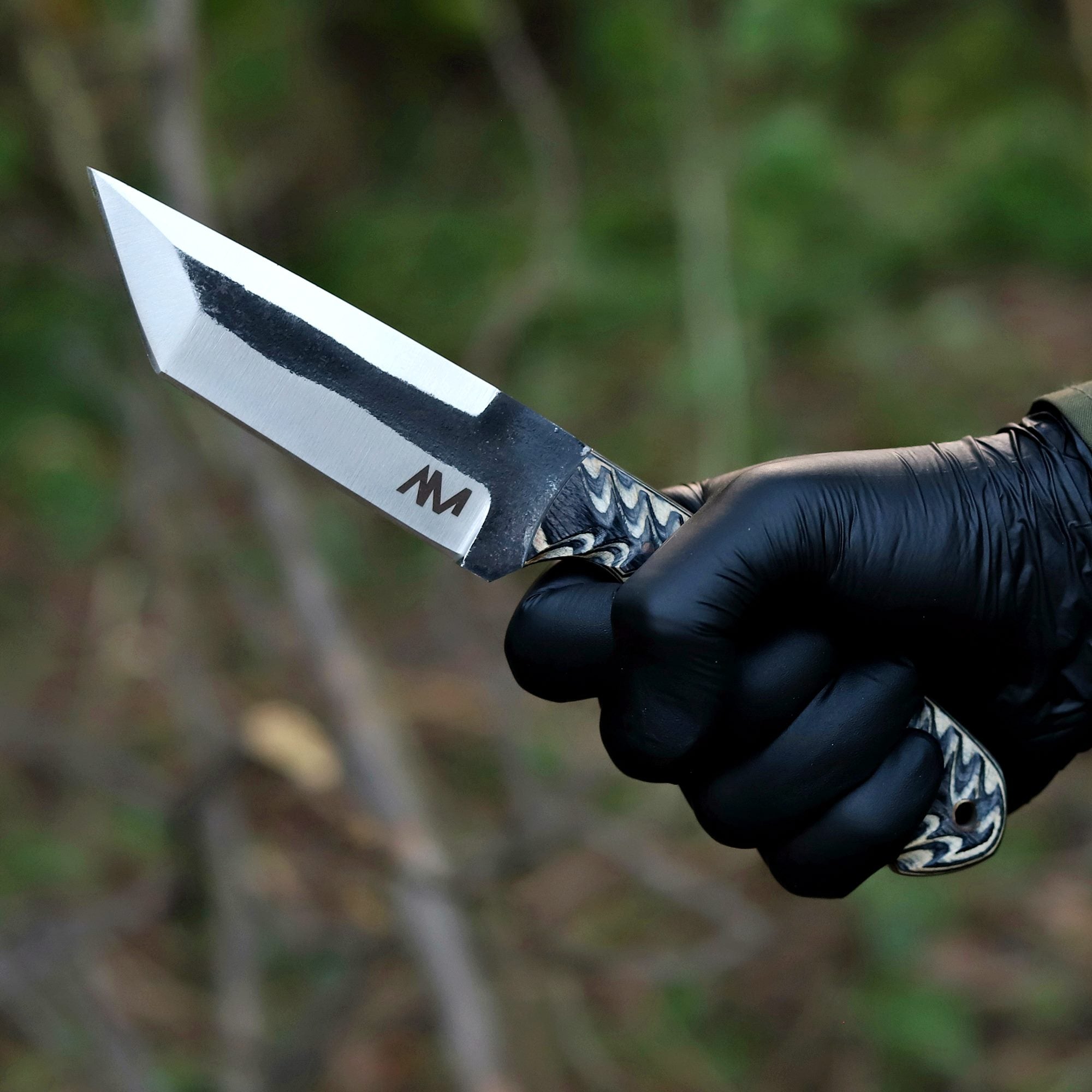am-shadowstrike-hunting-knife-in-hand.jpg